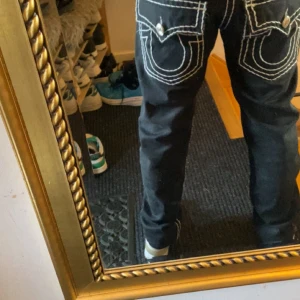True relgion  - Ett par svarta True relgion jeans.              Storlek 29W30L.                                         Knappen har tyvärr gått sönder men enkelt att fixa den!                                                             Finns i Örebro.