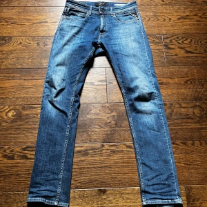 Blå Replay jeans - Replay Dave jeans i bra skick. Strl: 28:32