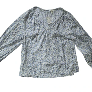 Blommig v-ringad blus - Luftig och feminin blus från H&M.