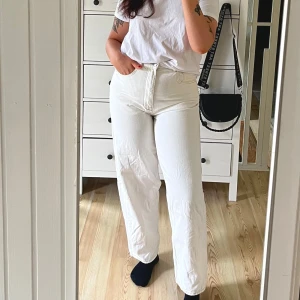 Vita jeans - Vita jeans från lager157, ”Long miriam”! Nypris 400kr  Så snygg modell men aldrig kommit till användning av mig! Något större i storleken pga modellen.