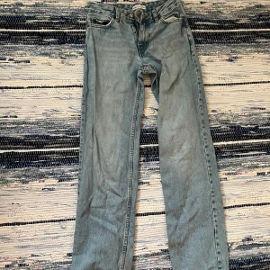 Straight jeans  - Straight jeans från Gina Tricot. Lågmidjade. Storlek: 32. Alltså XXS. Skulle säga att de även passar 34/XS. Raka i passformen. Pris är diskuterbart och hör av dig om det är något!