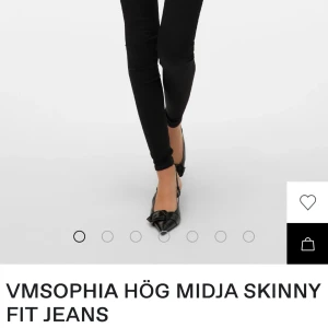 Skinny jeans - Superstretchiga jeans från vero moda i nyskick,endast använda en gång.Katt finns i hemmet.