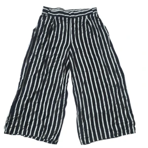 Randiga wide byxor i svart och vitt - Snygga byxor med svartvita vertikala ränder och breda ben. De har en relaxed fit och elastisk midja för extra komfort. Perfekta för dig som gillar en chill och trendig stil.