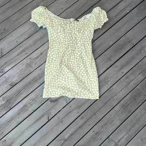 Grön blommig klänning  - Söt ljusgrön kortklänning från Shein med vita blommor,  puffärmar. Klänningen har dragkedja i sidan och är perfekt för sommarens alla tillfällen. 