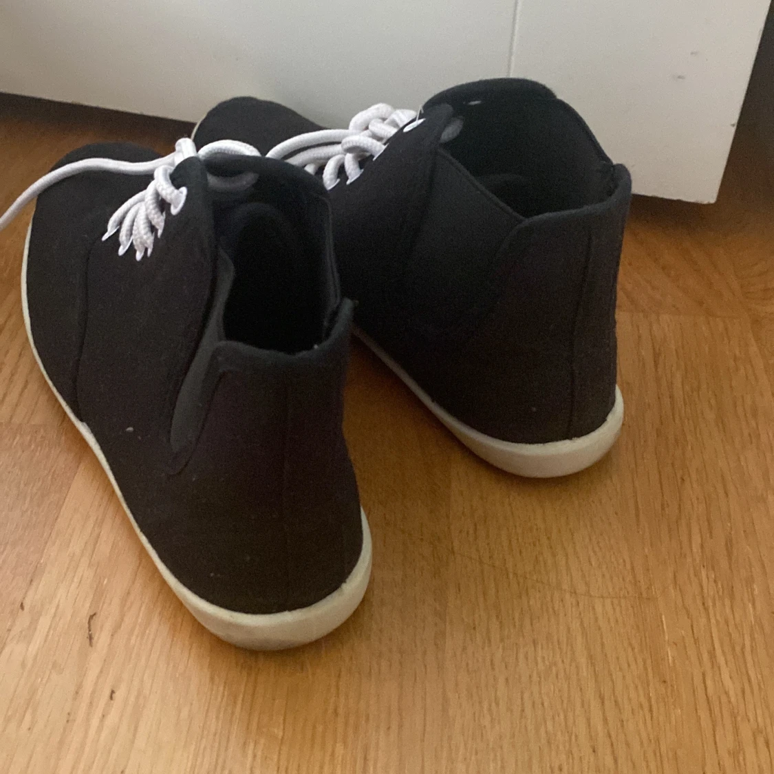 Svarta höga sneakers med vita snören - 1