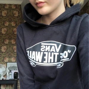 Hoodie - En hoodie från vans i storlek m men liten i storleken