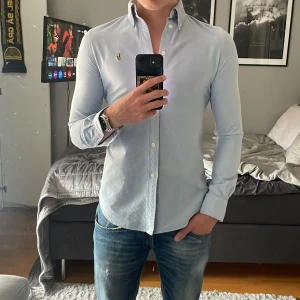 Ralph Lauren skjorta - Säljer nu denna Ralph Lauren skjorta då den inte kommer till användning, den är så gott som ny och i Storlek S. Hör av dig vid minsta fråga eller fundering!