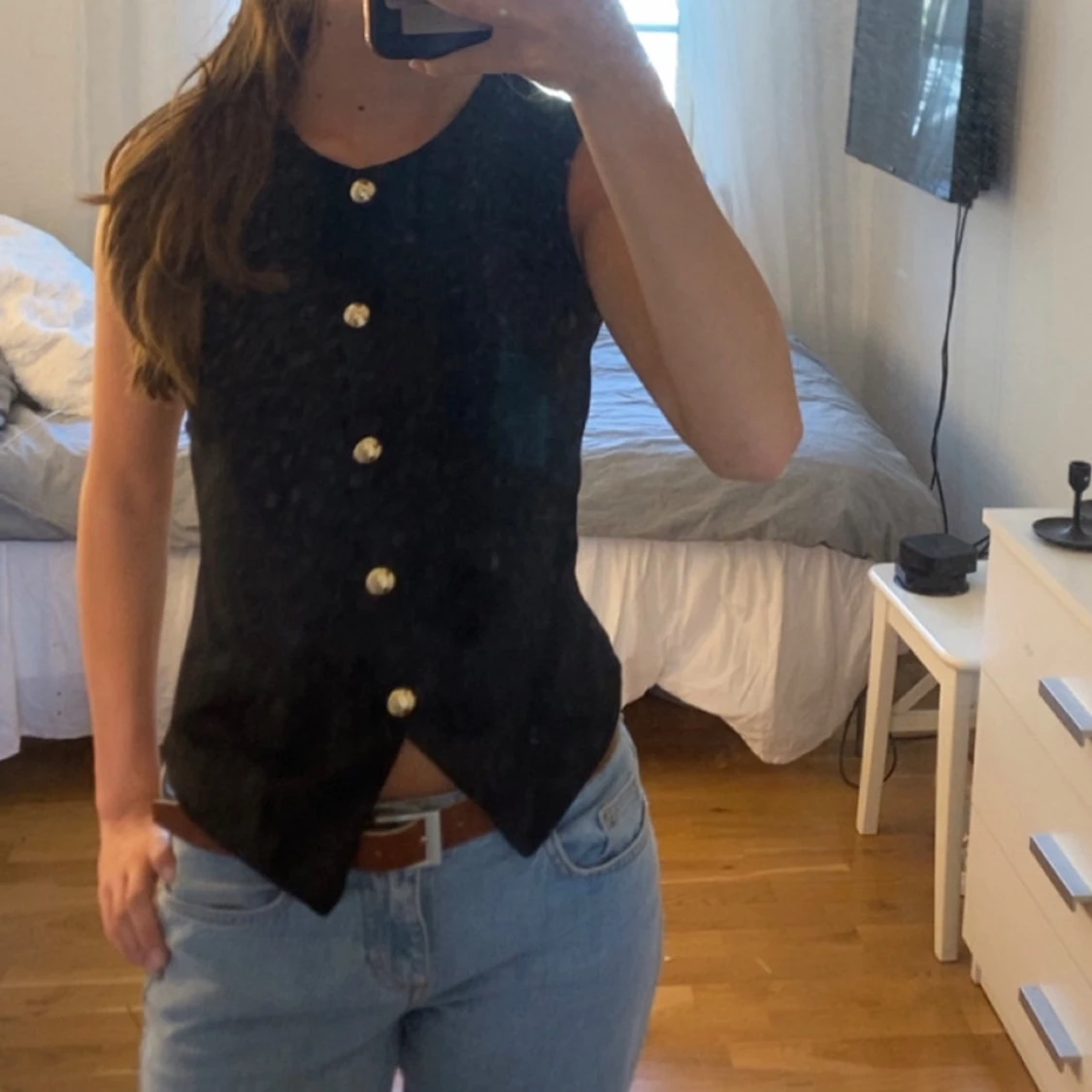 Svart tröja med guldknappar