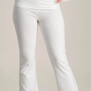 Vita bootcut mjukisbyxor - Säljer ett par vita mjukisbyxor med bootcut-modell och bred, vikt midja. Byxorna är stretchiga och sköna, perfekta för en avslappnad stil. Materialet är mjukt och följsamt, vilket gör dem riktigt bekväma att bära hela dagen. Säljer då de är för små. De är ganska korta i benen💗