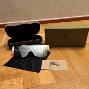 Burberry glasögon - Säljer ett par helt nya vita burberry glasögon. Perfekta för sommaren. Vid funderningar hör av er!