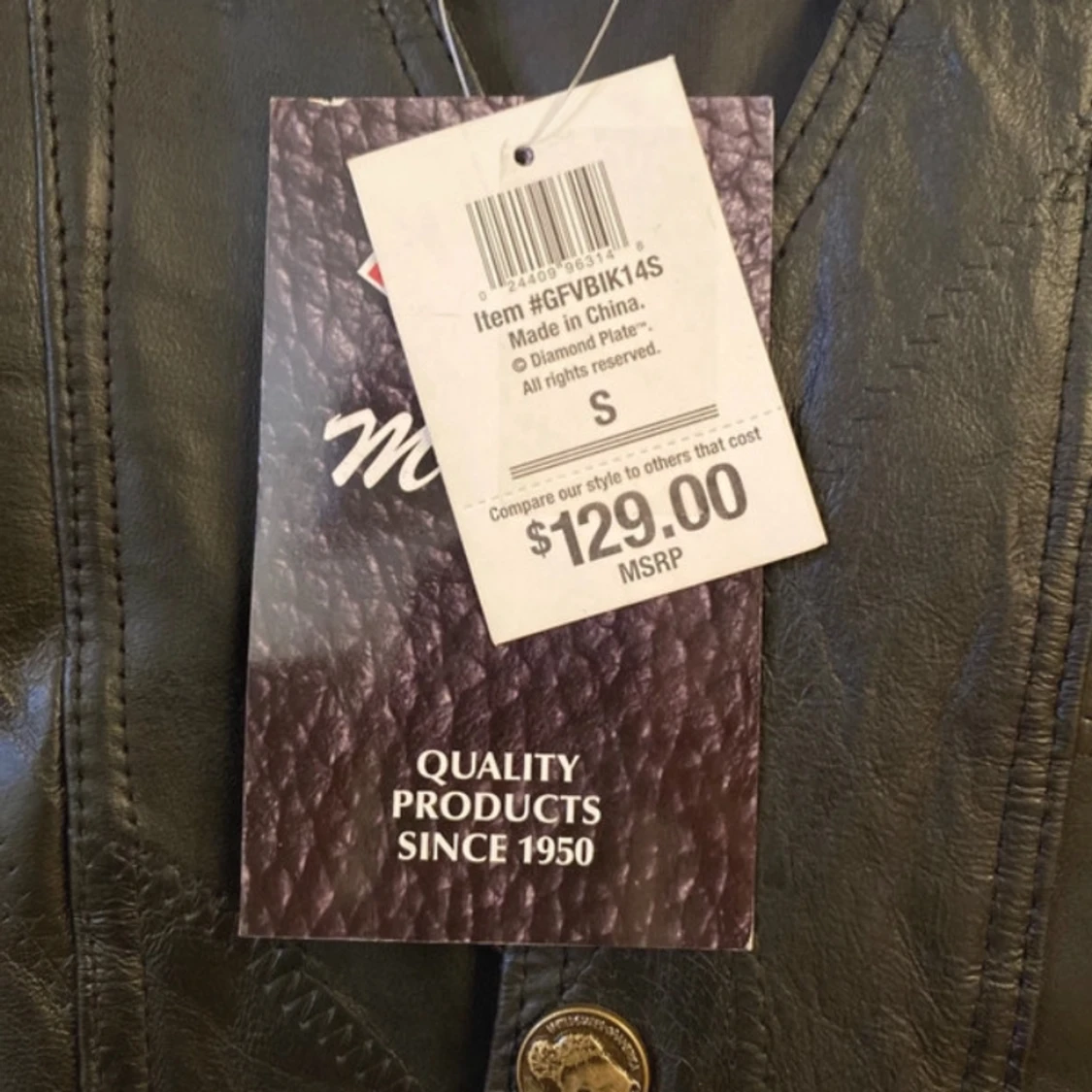 Svart skinnväst med patchar - 2