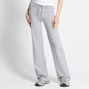 Lager157 Low waist byxor - Nypris 200kr, använt den ca 3-5 gånger. Priset går att diskuteras. Kan skicka fler bilder  Obs, lite smutsiga längst ner då dem vart lite förlånga. Även än liten fläck som man kan se på bild 2. Lappen är bortklippt