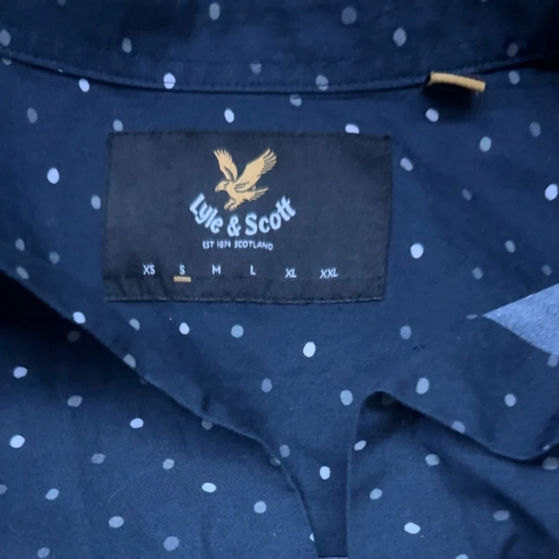 Mörkblå prickig skjorta från Lyle & Scott - 1