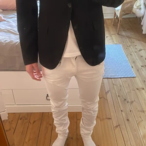 Vita Replay Anbass Jeans - Vita jeans från Replay i modellen Anbass i mycket bra skick. Storleken är 29/32. På bilden är jag 183cm och väger 74kg, längden är bra men hade nog suttit bättre om jag vägt några kilo mindre.