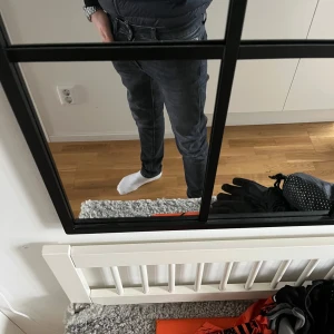 Dondup jeans  - Sjukt feta dondup jeans i färgen Mörkgrå/svart | Skick 8/10 finns inga defekter utan bara används i någon vecka | Strl 28 | Modellen på bilden är 170 väger 54  så passar någon runt den längden | nypris 4000kr, mitt pris kan även diskuteras | Vid frågor eller funderingar är det bara att skriva ✍️ ✅ | 