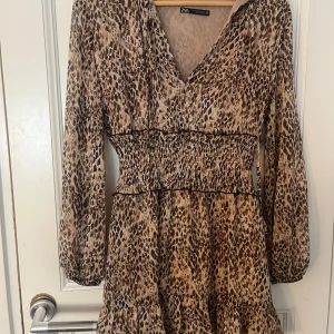 Leopardmönstrad klänning från Zara - Säljer denna snygga och populära klänningen ifrån Zara i storlek xs men passar även s. Oanvänd 💘💘