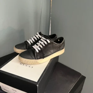 Lanvin skor - Säljer nu ett par riktigt snygga lanvin skor, perfekta skorna nu till sommaren, skulle säga dom ändå är i bra skicka små defekter finns dock självklart då dom ej är nya men man bedömer självklart skicket själv efter bilderna, inget og medföljer! Skorna är i uk 7 vilket ungefär motsvara 42-43🌟helt sjukt pris för ett par lanvins mitt pris 799 nya runt 5k