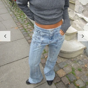 Blå bootcut jeans - Snygga blå bootcut jeans med coola stjärnor fram, helt nya från Designby Si men säljer då dom va för små för mig runt låren men passade bra annars, Är storlek M och jag är 168 och dom va helt perfekta i längden💕 (lånade bilder) 