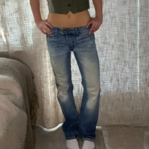 Blå jeans med bootcut diesel  - Snygga blå jeans med bootcut och låg midja. De har en klassisk femficksdesign och en lätt tvättad look som ger en avslappnad stil. Perfekta för en casual outfit.