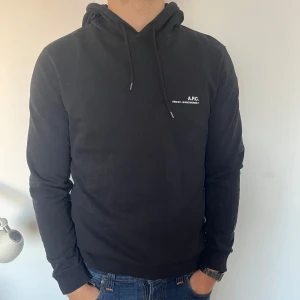 Svart hoodie från A.P.C. - Säljer en stilren svart hoodie från A.P.C. som har blivit lite för liten för mig den är medium men skulle passa bättre small.