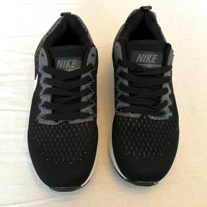Nike  Nire-Su Damsneakers - Strl 39 - Nike Nire-Su tillverkad av det lätta meshmaterialet vilket ger foten optimal ventilation, svettransportering och komfort. Sulan är robust och bekväm, vilket ger dig stötdämpning under träning, också ett bra val till din vardag. Färg : svart/vit/grå anthracitecl 