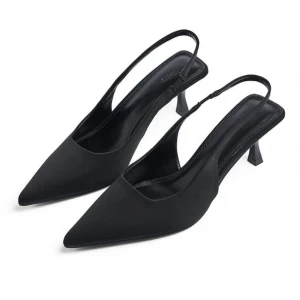 Svarta stilettklackar  - Svarta stilettklackar i stl 37 helt oanvända, köpta för 499kr säljer för 350kr då jag köpte två olika storlekar och inte hann skicka tillbaka det andra paret