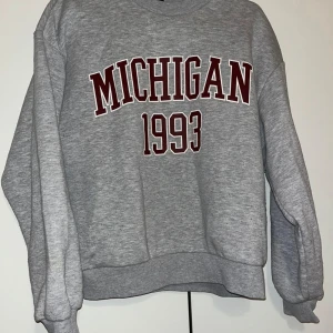 Collegepaita - Naisten collegepaita. Koko lapussa koko S, mutta pienentynyt hiukan pesussa, joten parempi XS kokoiselle.  kaikai n 49cm, pituus n 56cm. Kissatalous Mikäli hinta ei miellytä tarjoa rohkeasti. Katsothan myös muut ilmoitukseni