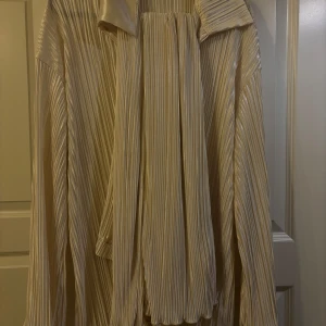 Byxor och sljorta - Ett sett med byxor och skjorta i tunnt material perfekt för sommaren 