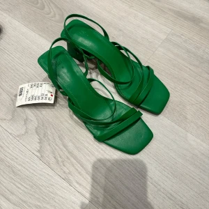 Gröna sandaler med klack - Snygga gröna sandaler med fyrkantig tå och smala remmar. Perfekta för en stilren look med en bekväm klack.