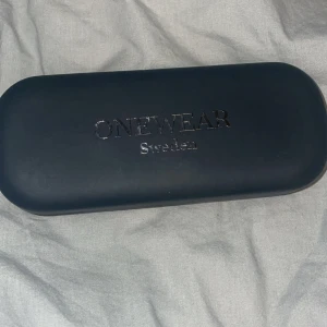 Solglasögon från Onewear Sweden - Snygga solglasögon från Onewear Sweden med en klassisk design. Bågarna har en mörkbrun nyans med ett subtilt leopardmönster. Glasen är tonade och ger ett stilrent intryck. Perfekta för soliga dagar! Van de dessutom är de aldrig använda. Pris kan diskuteras😁👍