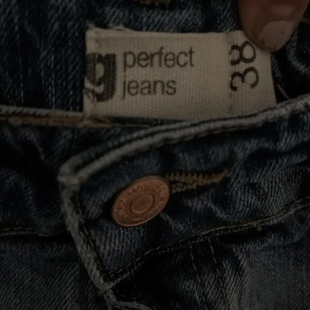 Säljer ett par coola blå jeansshorts från Perfect Jeans. De har en snygg slitning framtill och fransiga kanter!💕. Shortsit.