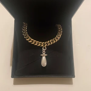 chunky pearl drop necklace - inga tecken på användning❤️ nypris:6295kr❤️ skriv för frågor