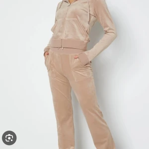 Beige velour juicy couture set - Säljer ett juicy couture set tröja + byxa då jag knappt använt de. Som nya. Perfekt för en avslappnad stil.