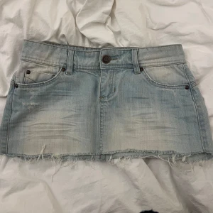 Ljusblå jeanskjol - Säljer en snygg ljusblå jeanskjol, den är i bra skick och midjemått:38cm, längd:25cm😇