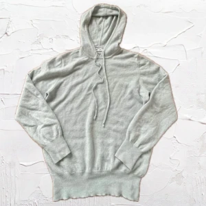 Ljusblå hoodie från Soft Goat - Säljer en stilren ljus blå hoodie från Soft Goat i storlek S. Tröjan är tillverkad i mjukt material och har en klassisk design med huva och bra material. Tröjan är i mycket bra skick och har inga defekter. Modellen är 172,59kg. Kom privat för frågor🔥