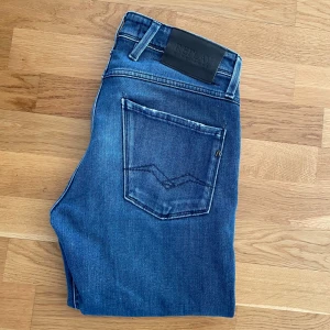Nya replay Jeans - Säljer dem här replay jeansen då jag inte gillade modellen. Nypris 1499kr, vårt pris endast 479kr. Dem är inte helt nya men dem är endast använda runt 2-3 gånger och såklart inga tecken på användning då dem har behandlats väl! Har snygga slitning designs på fickorna fram och bak (skickar såklart bilder direkt om ni vill se) W28 L30 men kan även passa L31-L32. Modell anbass/slim fit. Sitter riktigt skönt, löser bild om ni vill ha. Priset kan diskuteras! Längd: 98cm. Innerbyxa: 74cm