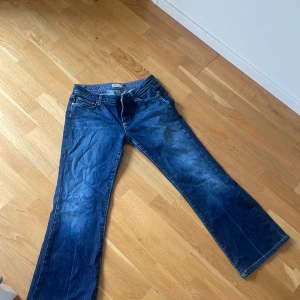 Blå jeansbyxor - Snygga blå jeansbyxor med klassisk femficksdesign och dragkedja. De har en rak passform och är perfekta för en avslappnad stil. Byxorna har en lätt tvättad look som ger dem en cool vintagekänsla. 💕
