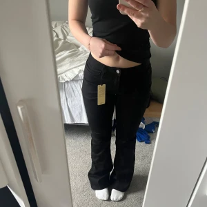 Svarta flare jeans - Helt nya oanvända jeans från Lindex barn i stl 170, medelhög midja!
