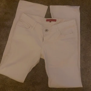 Vita jeans från Gina Tricot - Snygga vita jeans från Gina Jeans med en klassisk design. Fickorna på baksidan har en cool unik form istället för den vanliga rektanglen. De är tillverkade i ett bekvämt material som passar bra till olika tillfällen. Knappt använda
