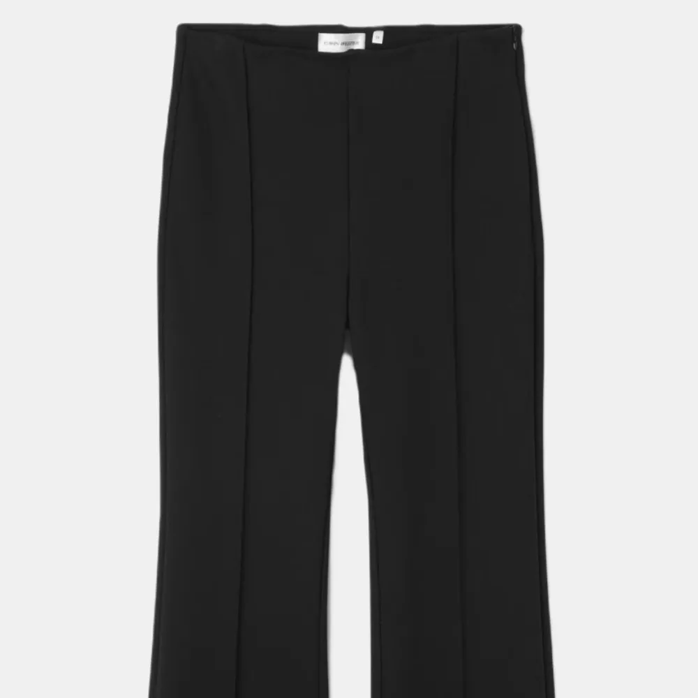 Snygga svarta byxor från Carin Wester med en stilren design. Byxorna har en rak passform och är perfekta för en elegant look. De är tillverkade i ett mjukt material som ger en bekväm känsla hela dagen.. Puvut & Bleiserit.