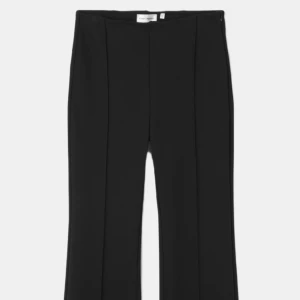 Svarta byxor från Carin Wester - Snygga svarta byxor från Carin Wester med en stilren design. Byxorna har en rak passform och är perfekta för en elegant look. De är tillverkade i ett mjukt material som ger en bekväm känsla hela dagen.