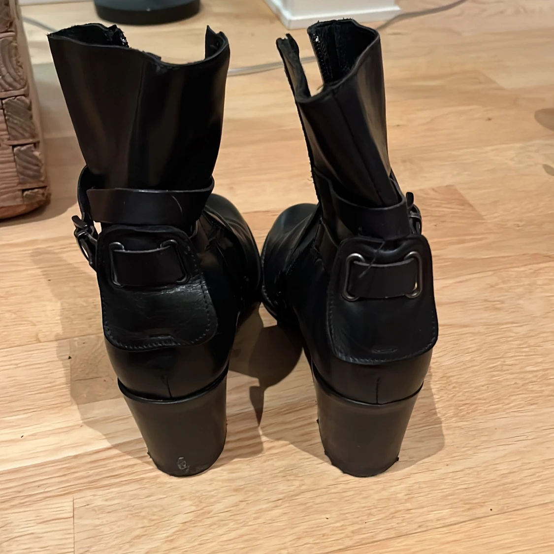 Svarta boots med klack och spänne - 2