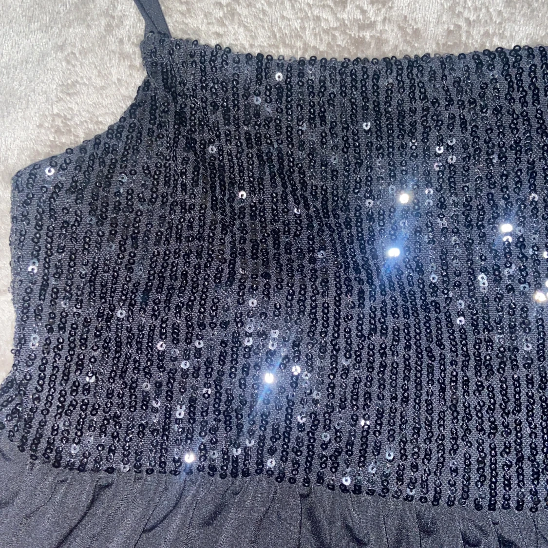 Svart paljettklänning med axelband - 1