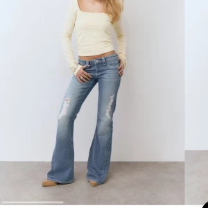 Gina 14+ jeans - Helt slutsålda Gina 14+ jeans. Snygga blå bootcut jeans med slitningar på framsidan. De har en låg midja och är i längden regular !! Storlek xs!! Skickar idag (25/3) om man köper innan klockan 19.00!