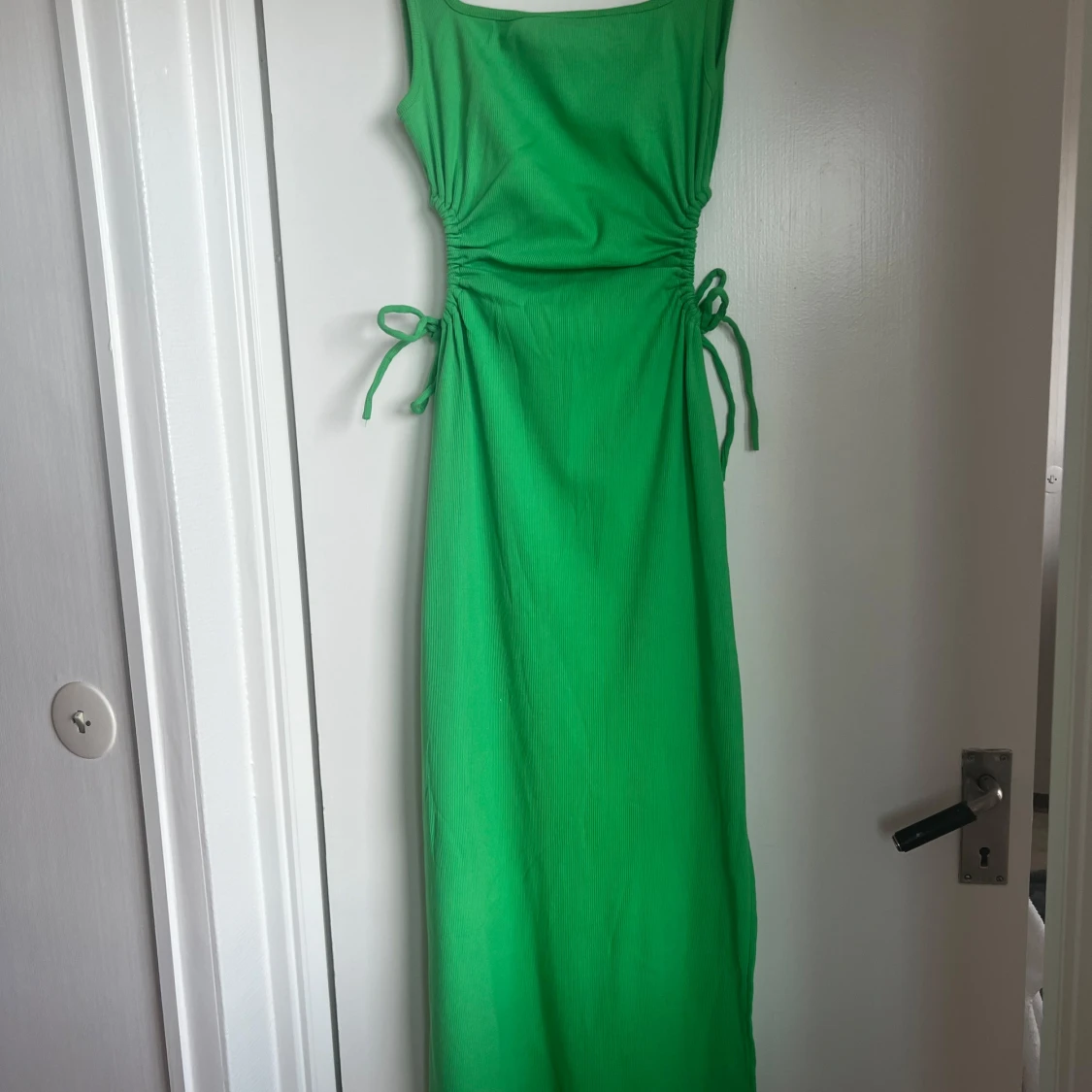 Grön ribbad klänning med knytning