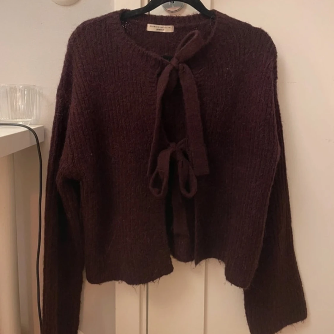 Mörklila stickad kofta från H&M