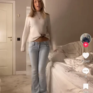 Ljusblå bootcut jeans - Snygga ljusblå bootcut jeans med låg midja och dubbla knappar fram. Har vanliga fickor bak till. Aldrig använda typ