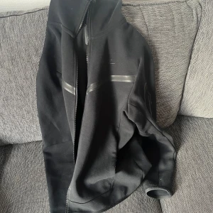 Nike tech svart - Svart Nike tech. Helt okej skick. Storlek s