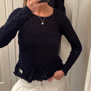 Marinblå Odd Molly tröja med spets - Superfin Odd Molly tröja i väldigt bra skick!