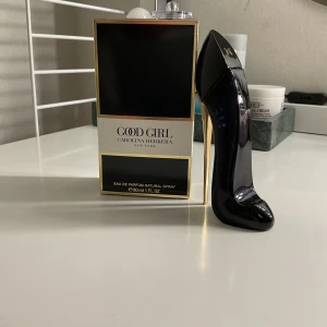 Good Girl Eau de Parfum från Carolina Herrera - Parfymen är nästan helt oanvänd, jag har endast tagit ett test sprut med den. Parfymen är 30ml